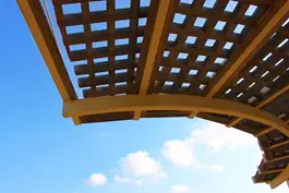 "למרות שהתקנת פרגולה למרפסת נראית כעבודה די פשוטה, יש בה מורכבויות לא מעטות שכדאי להכיר"